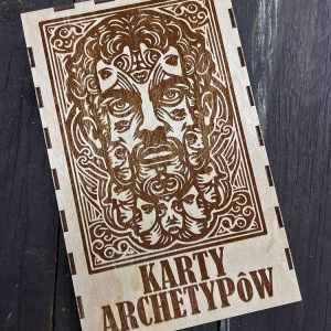 Karty m臋skich archetyp贸w w drewnianej kasetce z grawerem